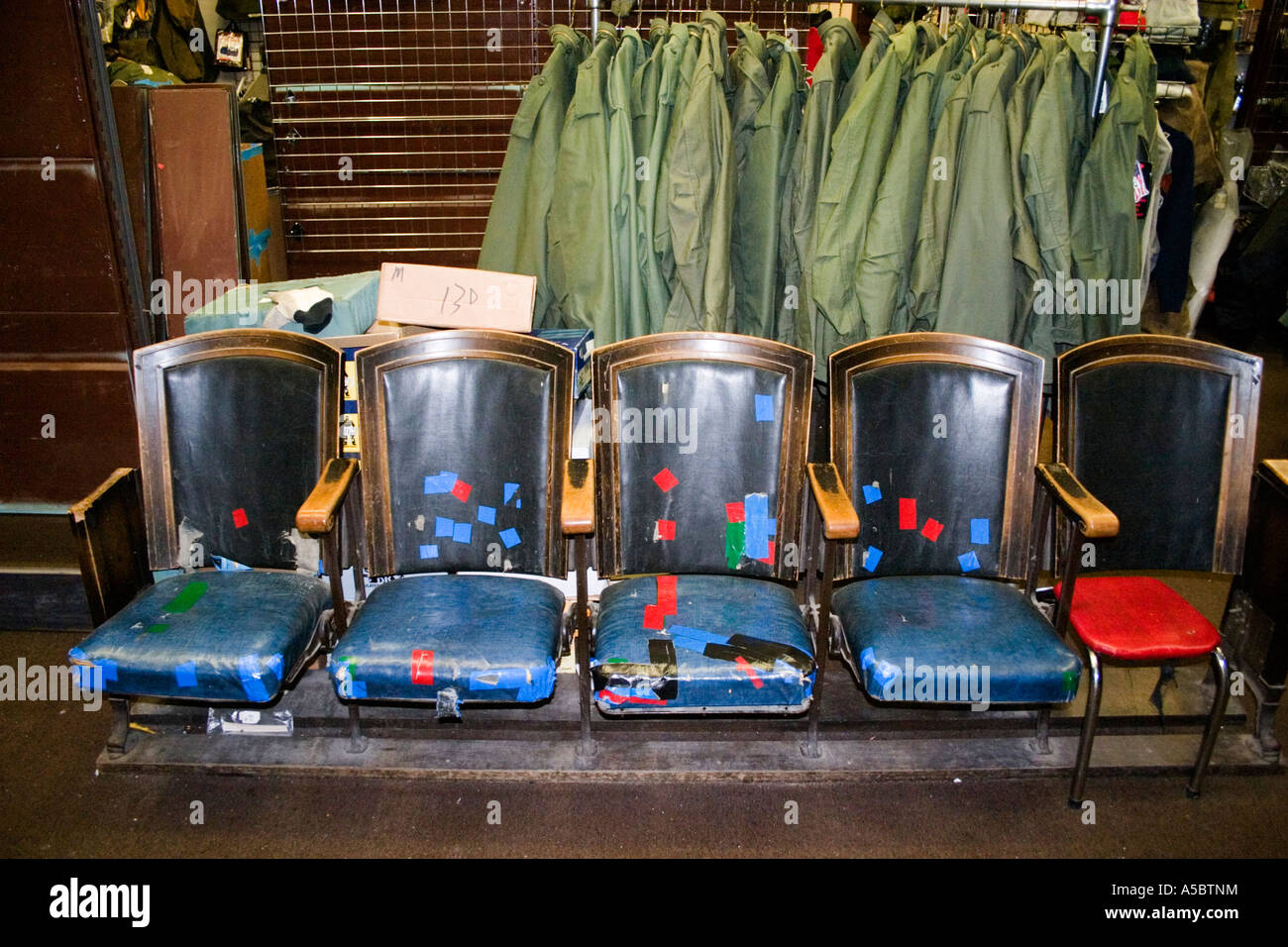 Zeile der gepatchten Theatersitze in Krieg Überschuss zu speichern. Konzept - Ruhestand Minneapolis Minnesota USA Stockfoto