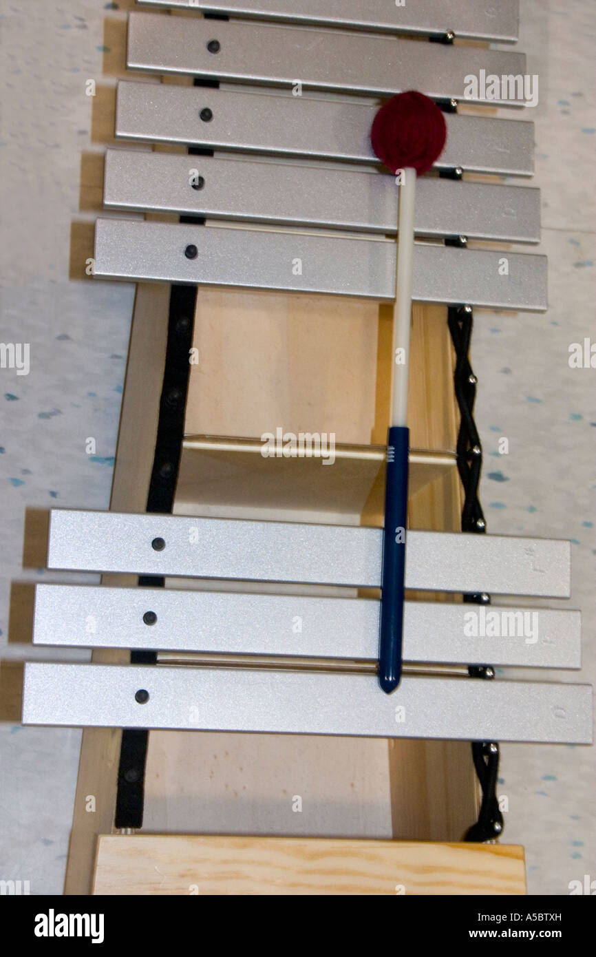 Gut genutzte Schule Xylophon mit fehlenden Bars. St Paul Minnesota USA Stockfoto
