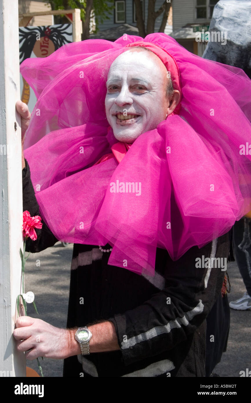 Schauspieler Alter von 50 Jahren mit Kragen Rüschen Parade. Im Herzen der Bestie Maifeiertag Festival und Parade Minneapolis Minnesota USA Stockfoto
