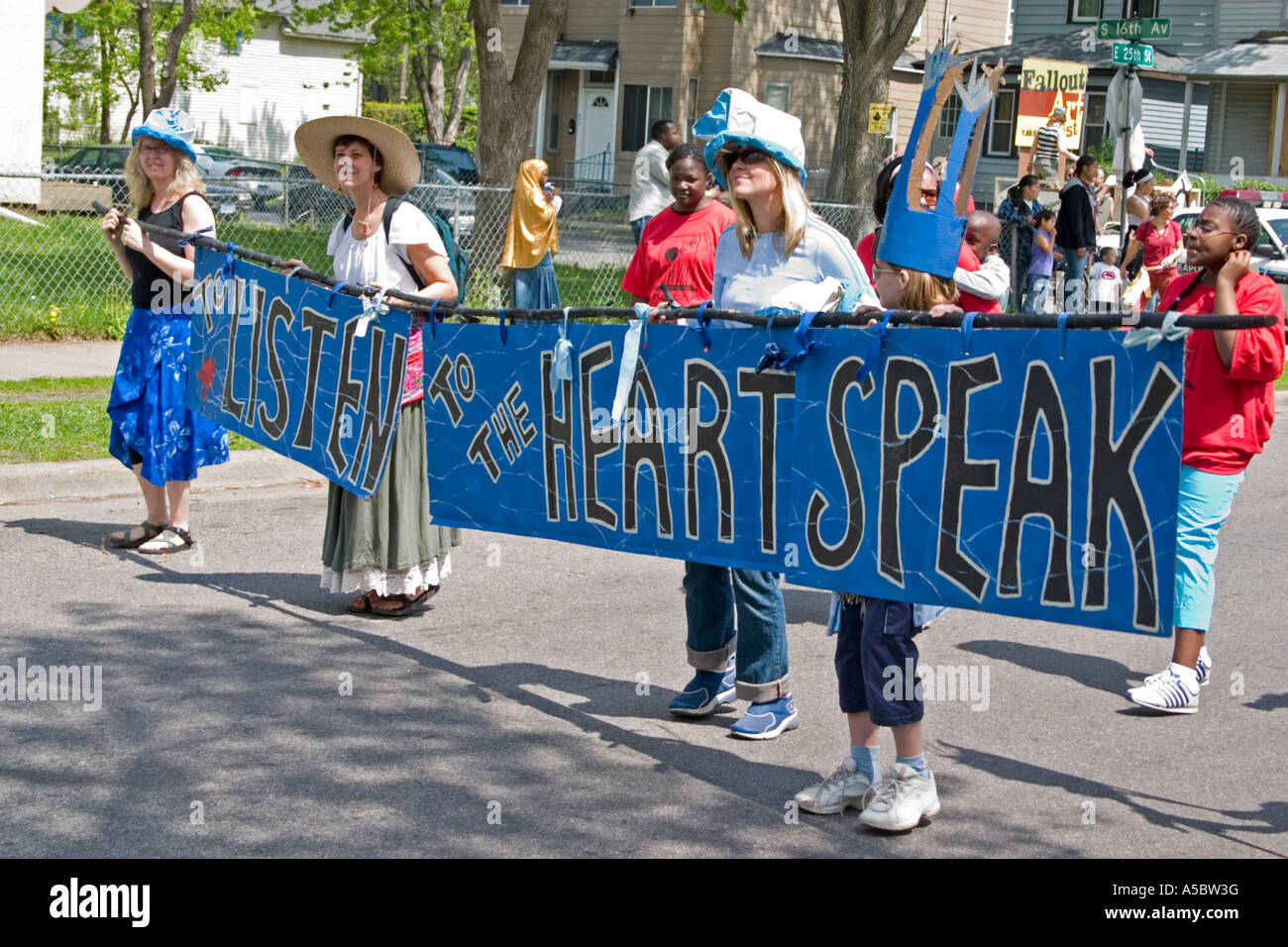 Hören Sie sich das Herz sprechen Banner. Im Herzen der Bestie Maifeiertag Festival und Parade Minneapolis Minnesota USA Stockfoto