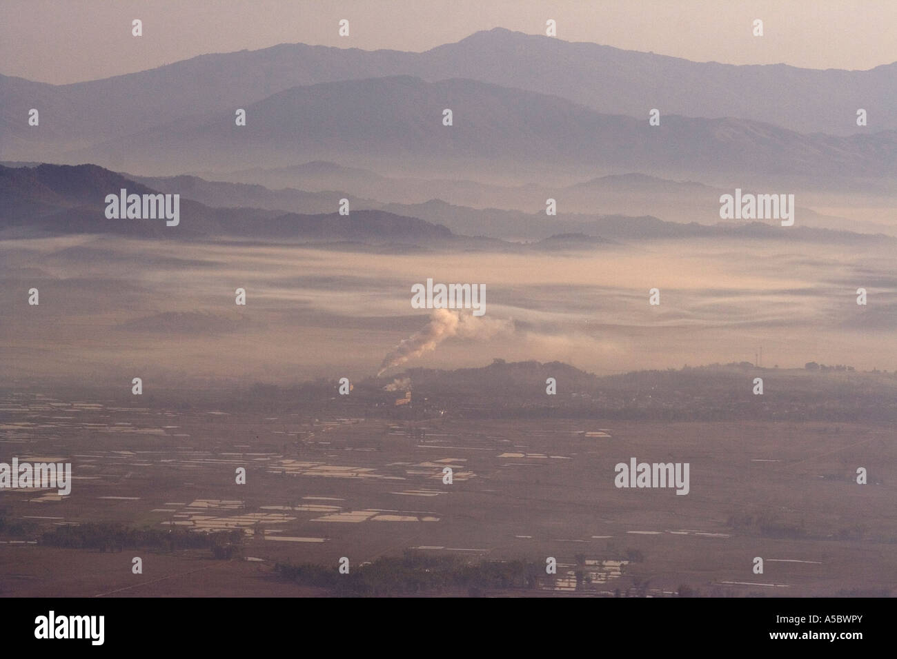 Fabrik spuckt Verschmutzung in bereits Smog gefüllt Luft Menghai Xishuangbanna China Stockfoto