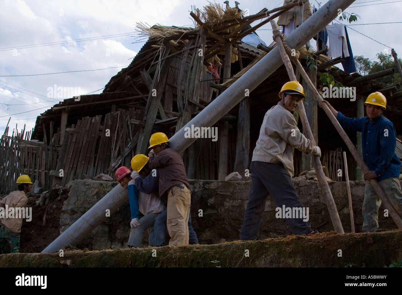 Installation von Telefonleitungen in einer Kleinstadt in der Nähe von Xiding Xishuangbanna China Stockfoto