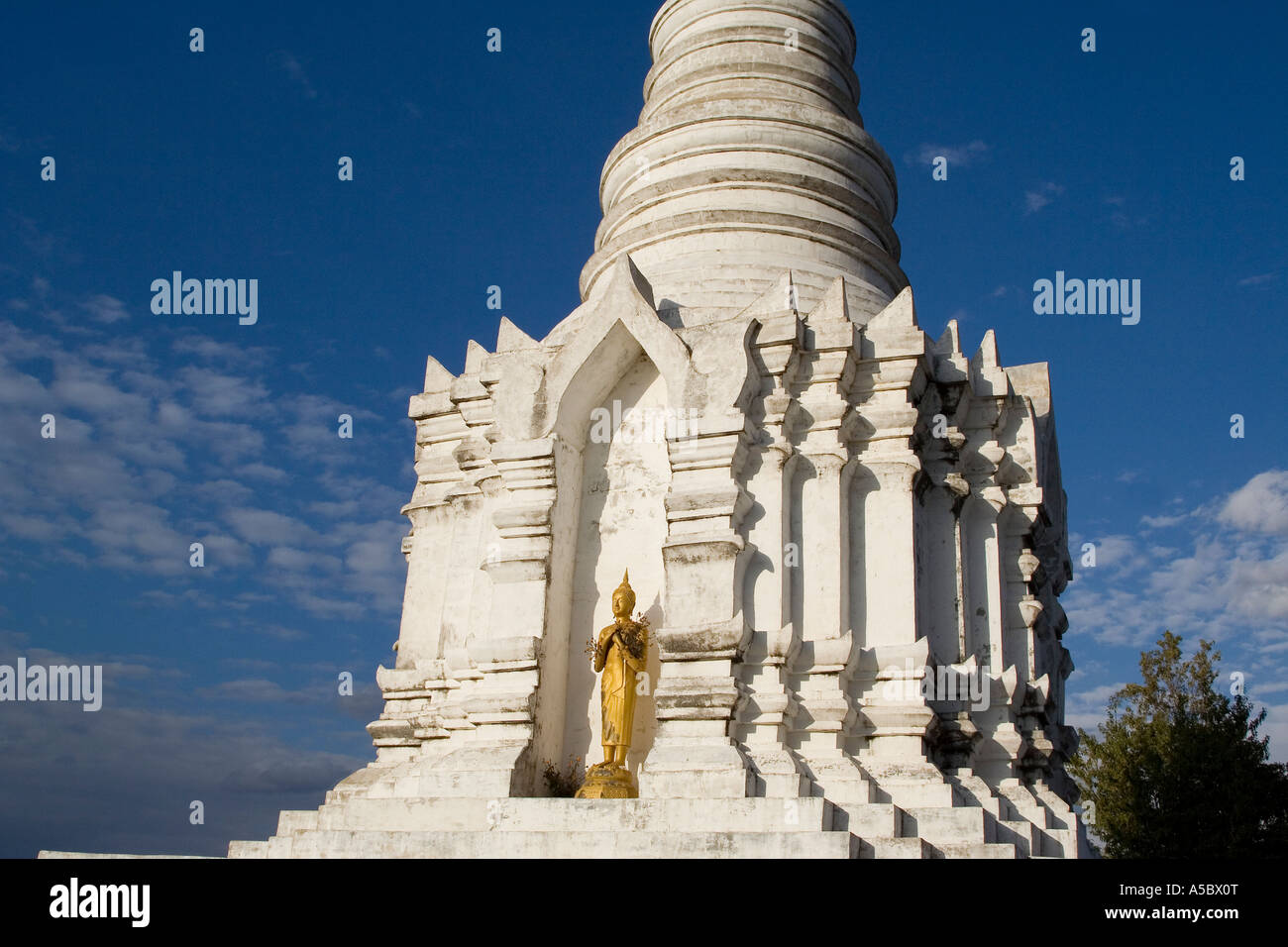 Weiße buddhistische Stupa auf einem Hügel in der Nähe von Xiding Xishuangbanna China Stockfoto