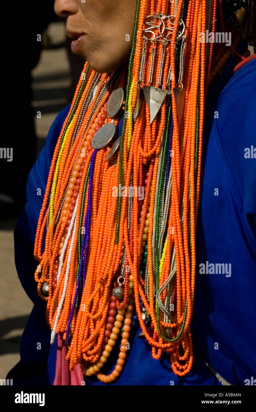 Akha Frau mit kunstvollen Kopfschmuck Xiding Markt Xishuangbanna China Stockfoto