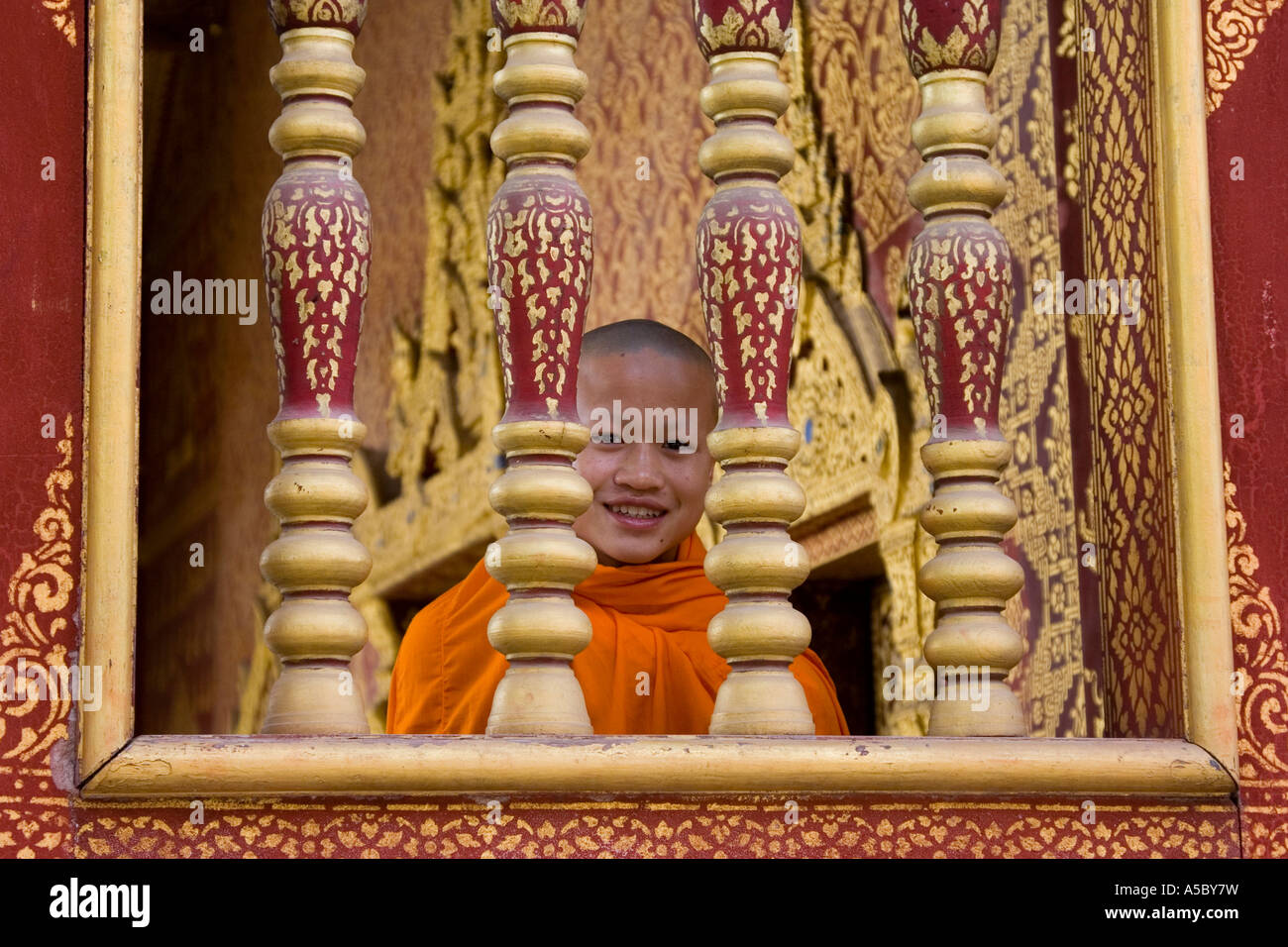 Novize durch Fenster Tempel Wat Saen MwSt Sene Luang Prabang Laos Stockfoto