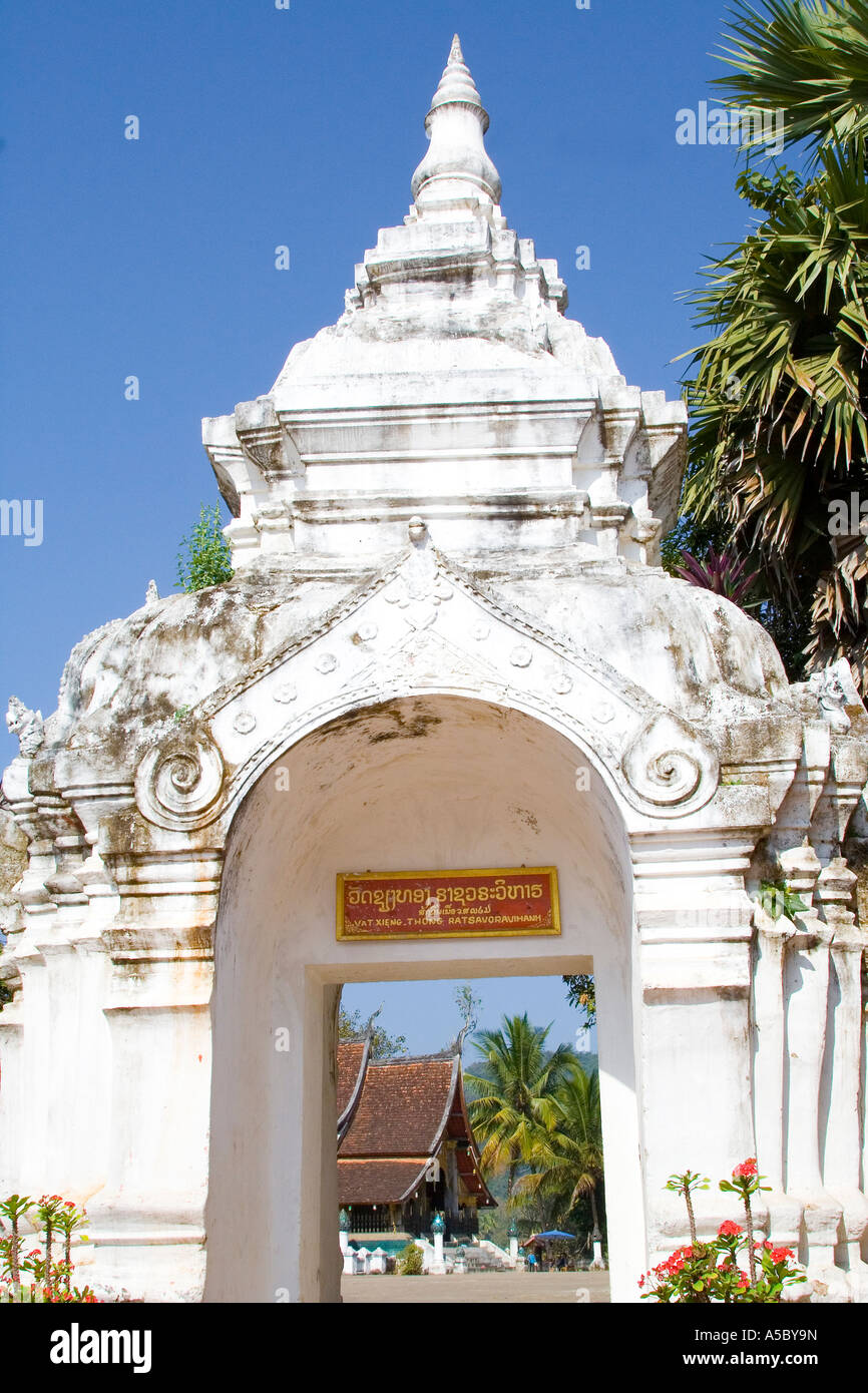 Wat Xieng Thong und Eingang unterzeichnen Luang Prabang Laos Stockfoto
