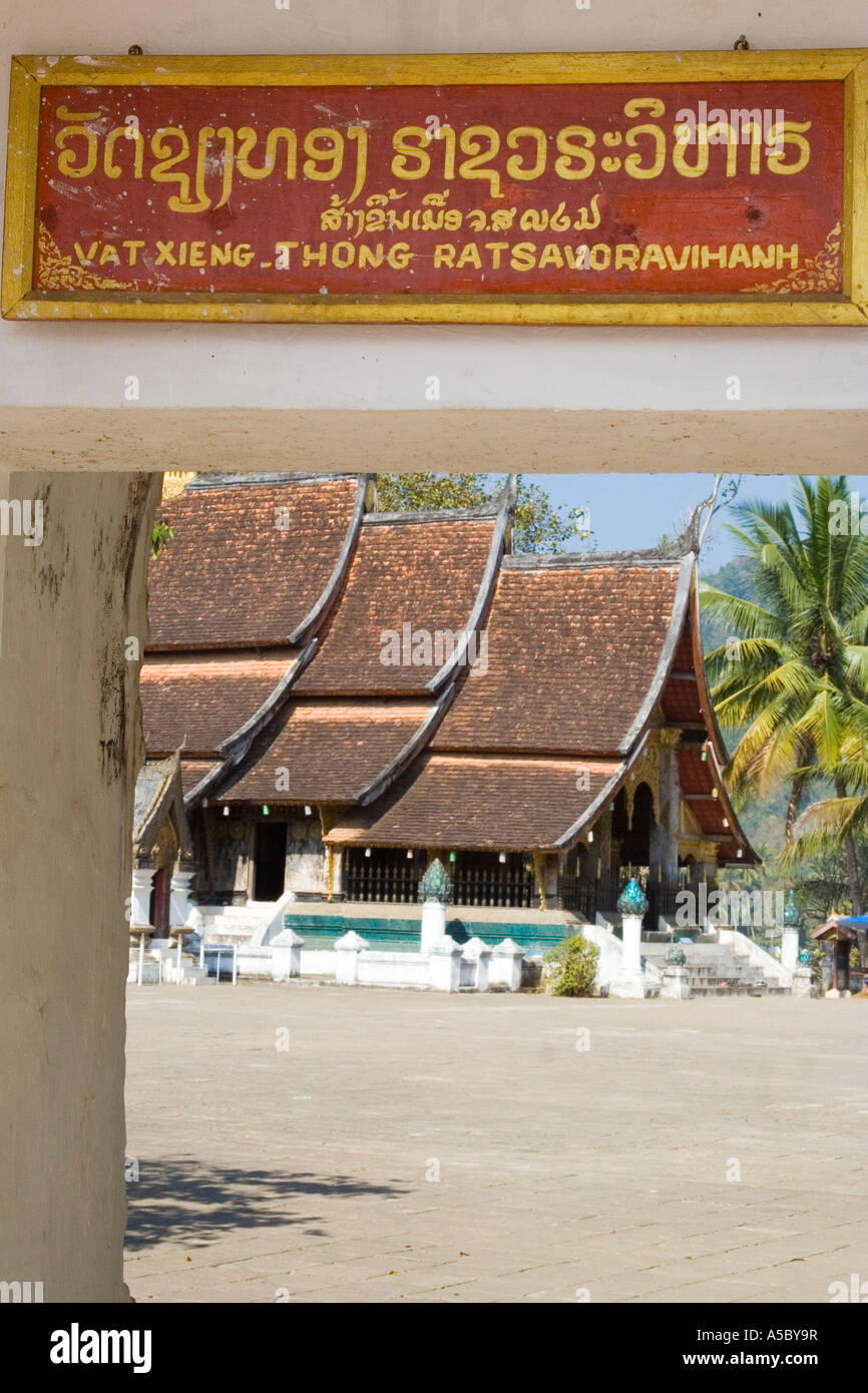 Wat Xieng Thong und Eingang unterzeichnen Luang Prabang Laos Stockfoto