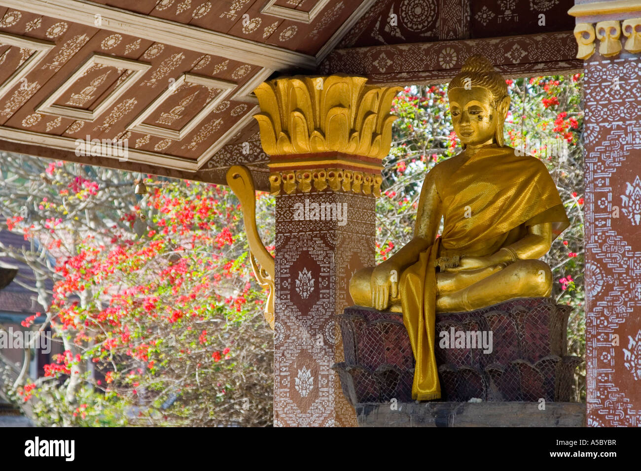 Sitzenden Buddha Rote Kapelle Wat Xieng Thong Luang Prabang Laos Stockfoto