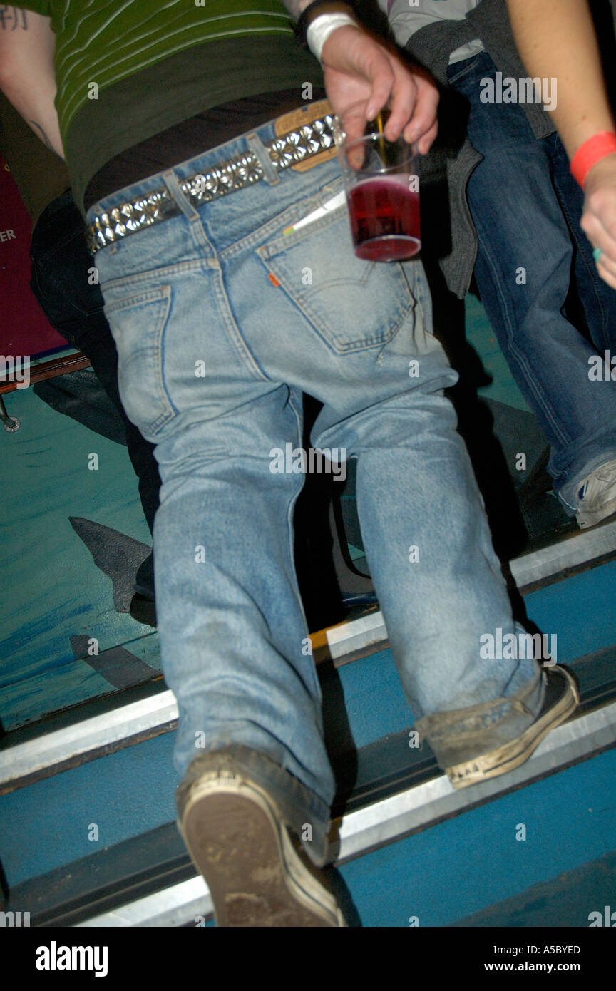 Mann mit Getränk in baggy-jeans Stockfotografie - Alamy