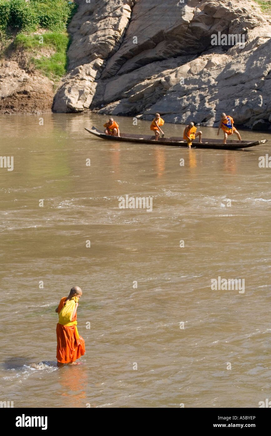 Novizen, die Überquerung des Flusses Luang Prabang Laos Stockfoto