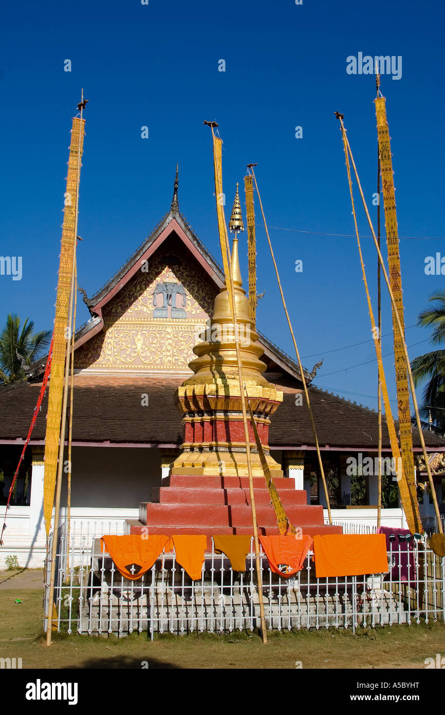Stupa in Front des Wat Pha Phutthabaht Luang Prabang Laos Stockfoto