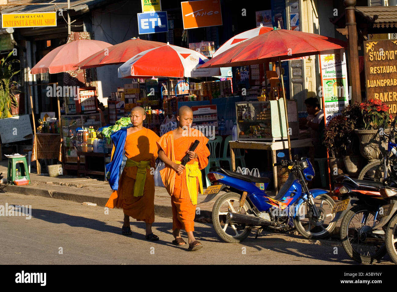 Novizen zu Fuß auf der Straße Luang Prabang Laos Stockfoto
