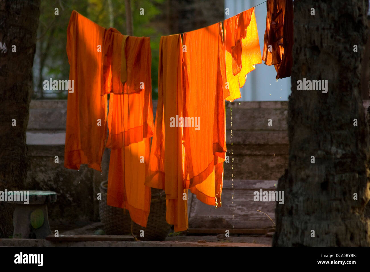 Mönch und Anfänger Roben hängen zum Trocknen Wat Xieng Thong Luang Prabang Laos Stockfoto