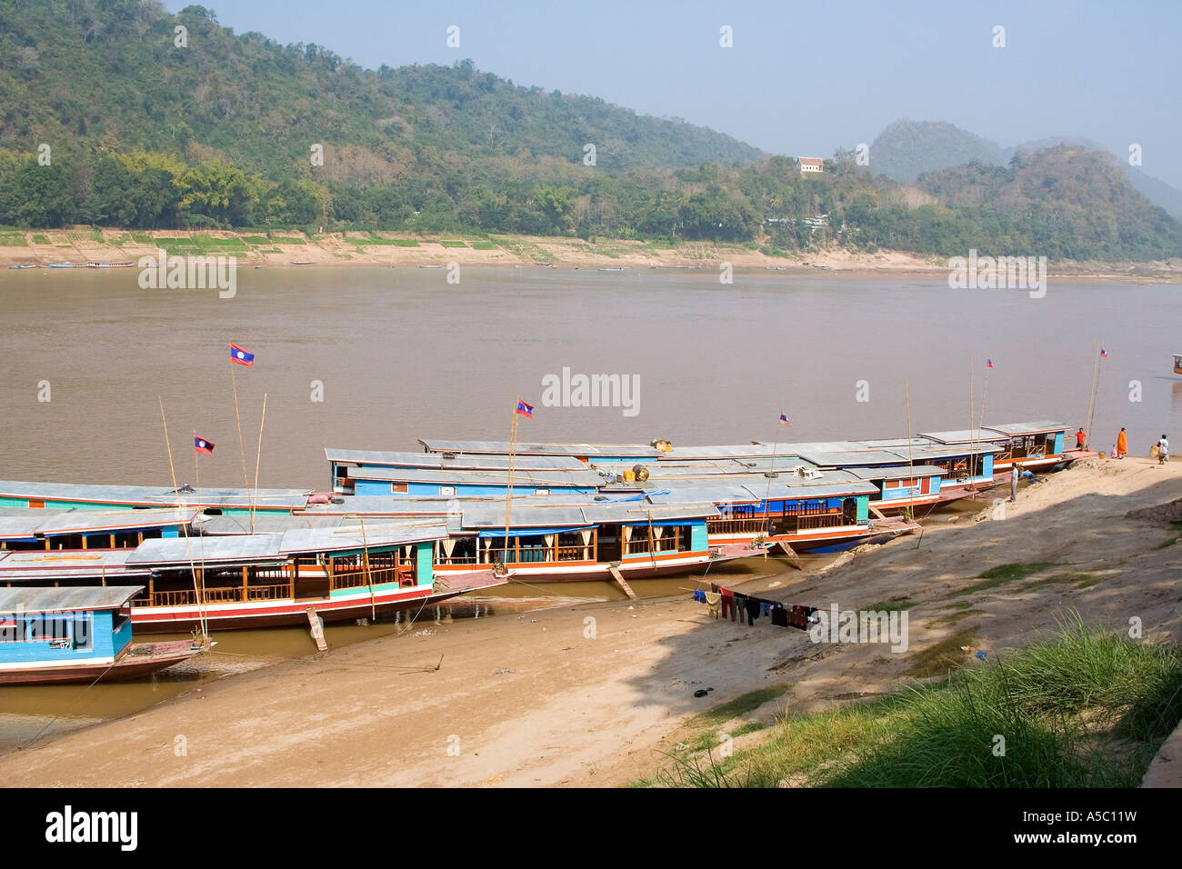 Tour Operator Langbooten in Luang Prabang Laos Landung Stockfoto