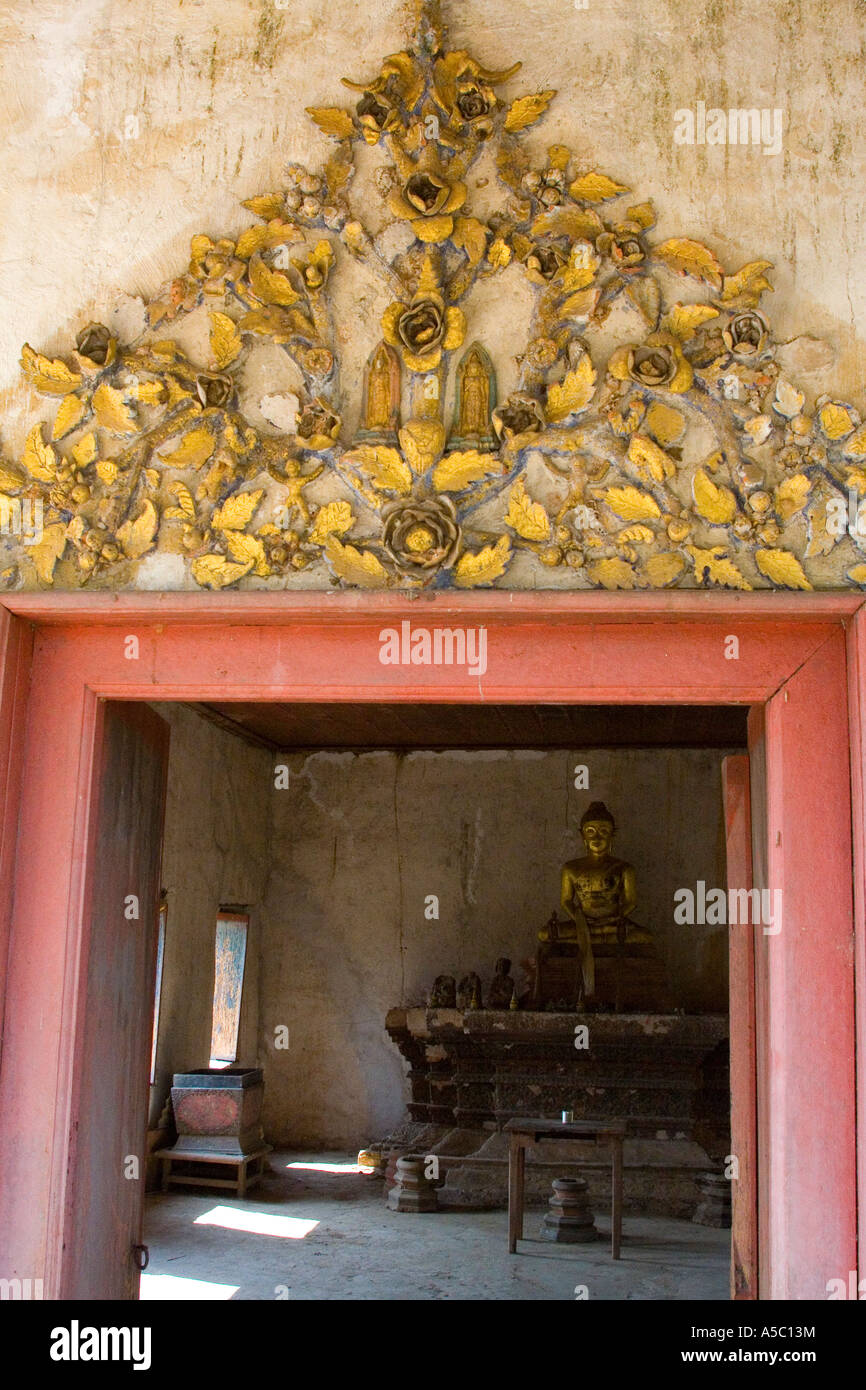 Vor dem Eingang des Wat Chom Phet Ban Xieng Maen Luang Prabang Laos Stockfoto