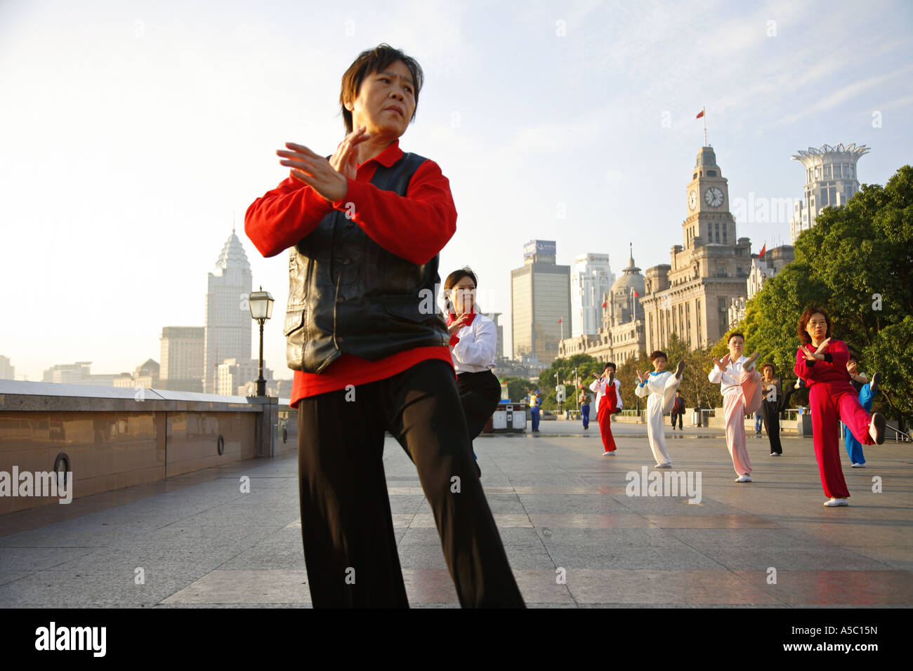 Frauen, die Tai Chi auf der Bund München Jiangsu Provinz Ost-China China Asia Stockfoto