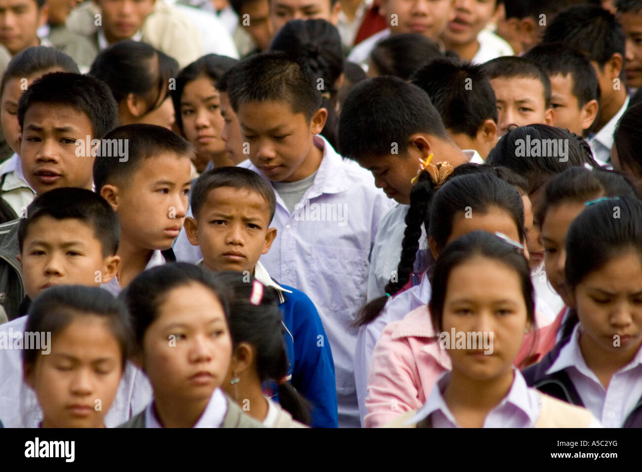 Studenten bei Montage vor der Schule Hongsa Laos Stockfoto