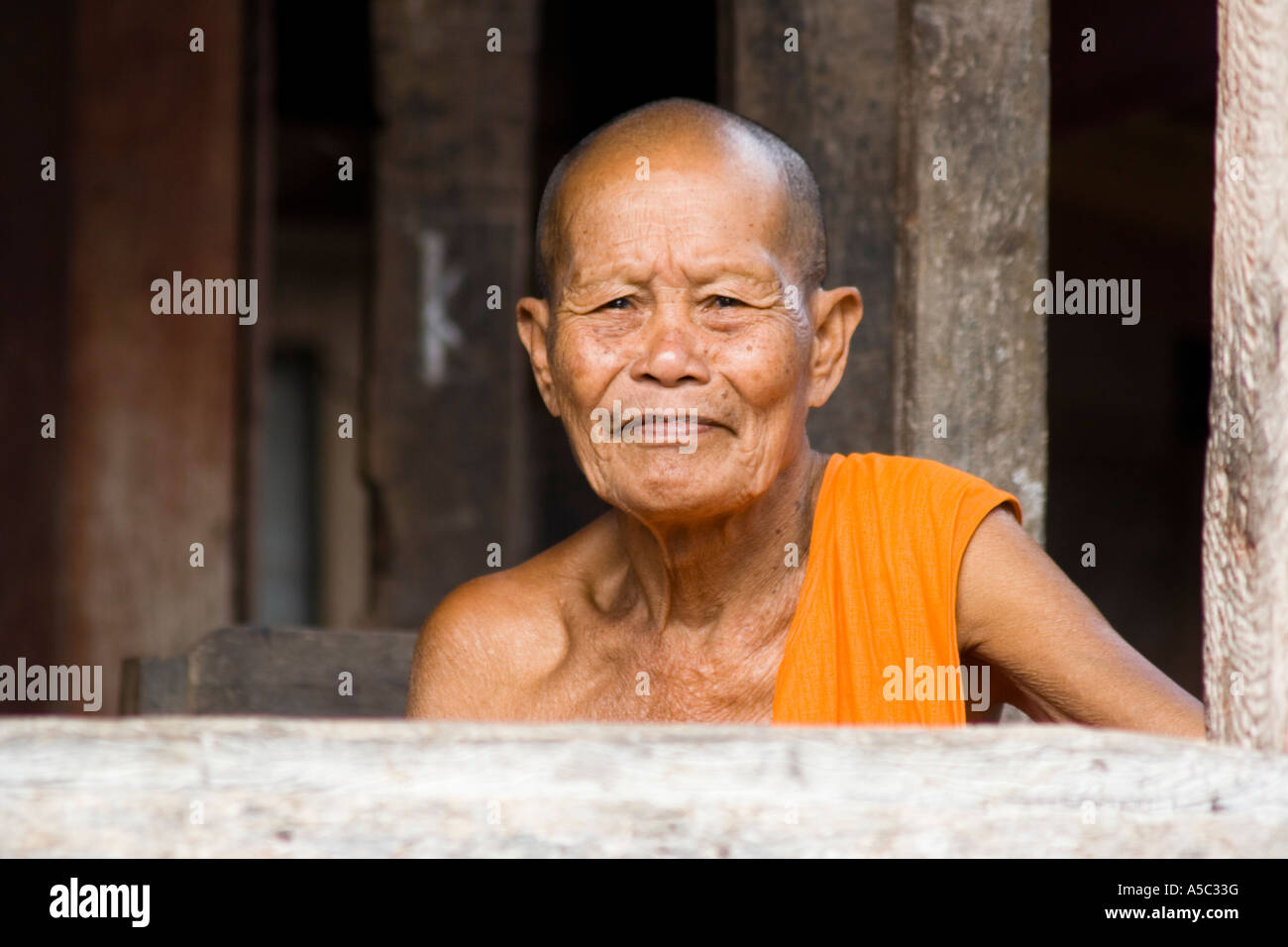 Alternden Mönch sitzt am Wat Simungkhun Hongsa Laos Stockfoto