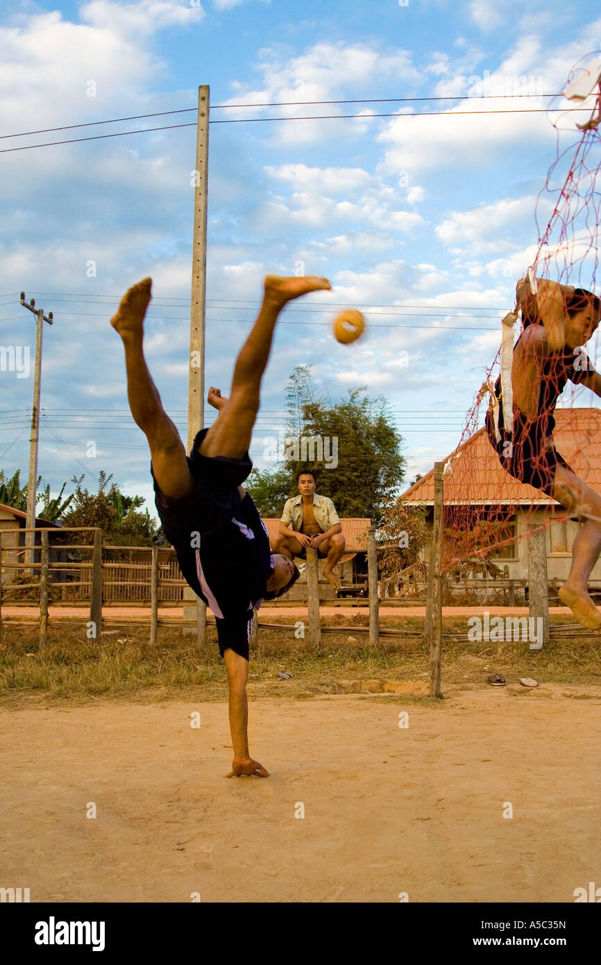 Junge Männer spielen Kataw Hongsa Laos Stockfoto