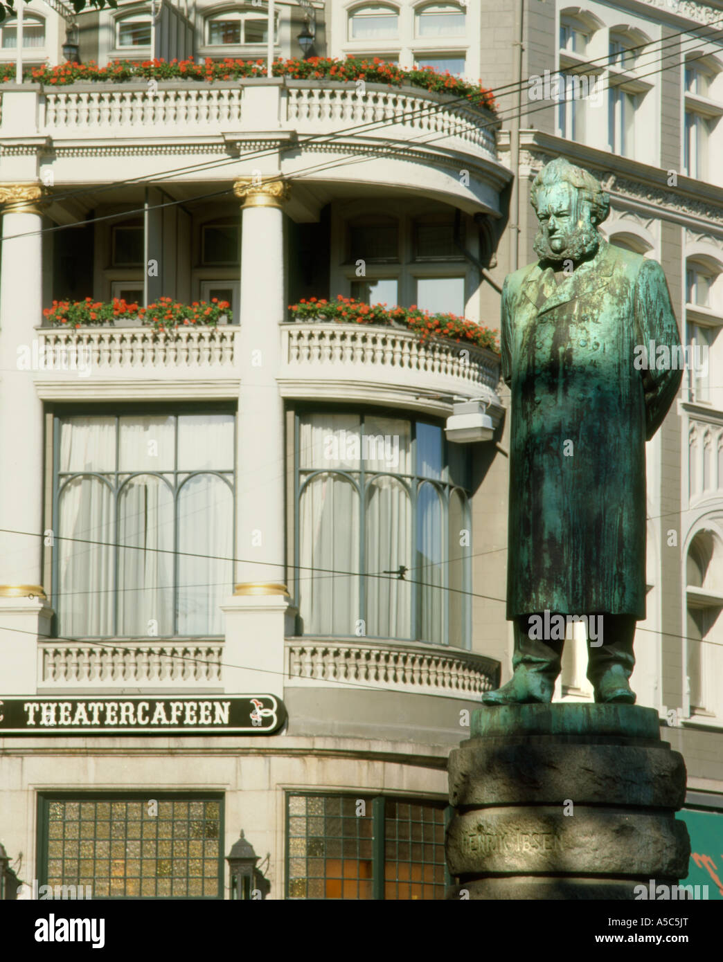 Norwegen. Oslo. Ibsen Statue & Theater-café Stockfoto