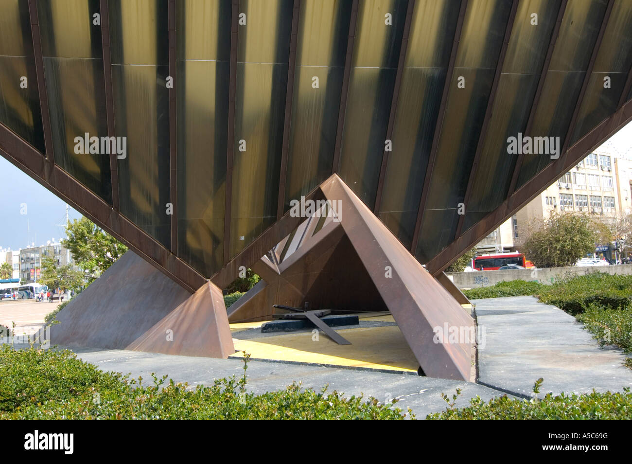 Israel Tel Aviv Holocaust Gedenkstätte Skulptur auf dem zentralen Platz von Tel-Aviv-Rabin-Platz von Yigal Tumarkin Stockfoto