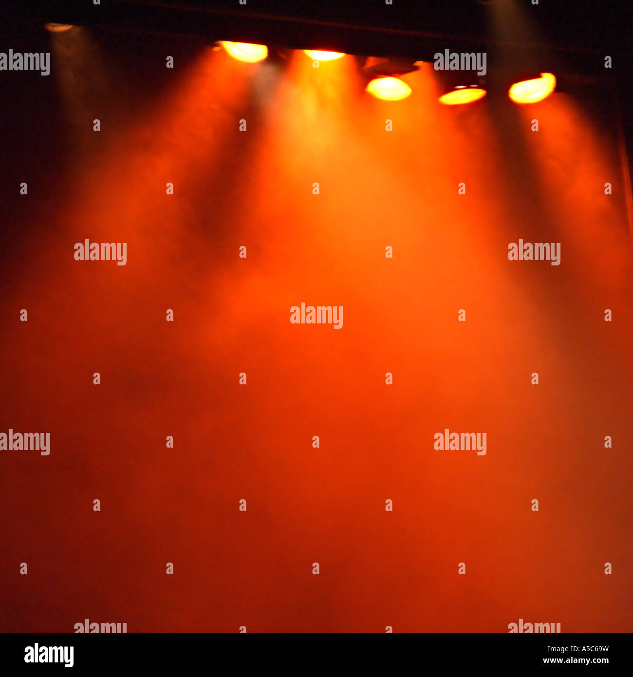 Farbige Bühnenbeleuchtung und Rauch als lebendige Farbe Hintergrund Stockfoto
