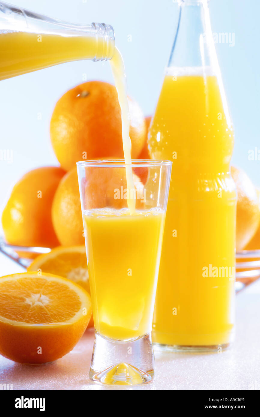 Orangen Limonade mit Gießen Stockfoto