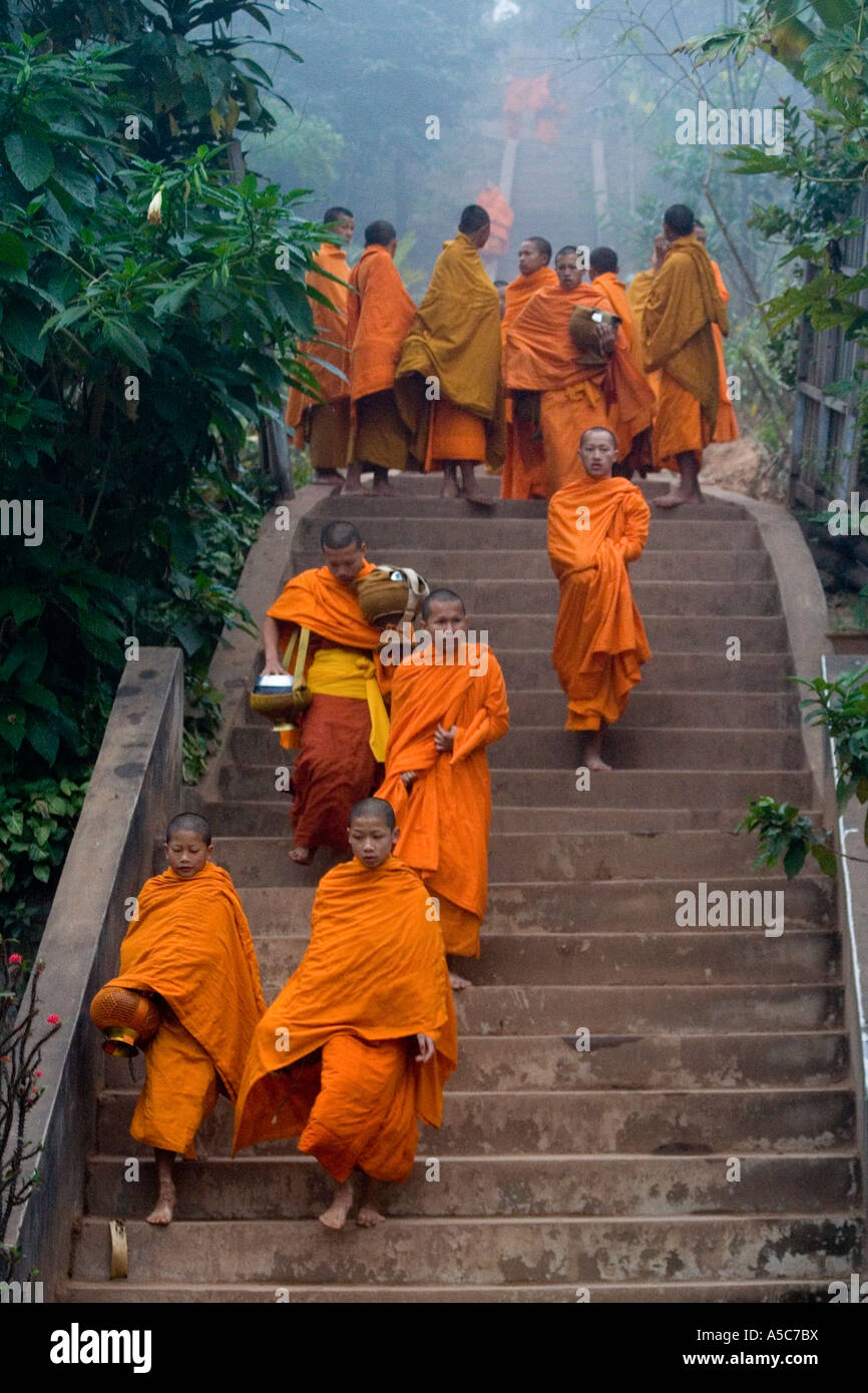 Mönche und Novizen Treppen auf Phu die Stupa Udomxai oder Muang Xai Laos Stockfoto
