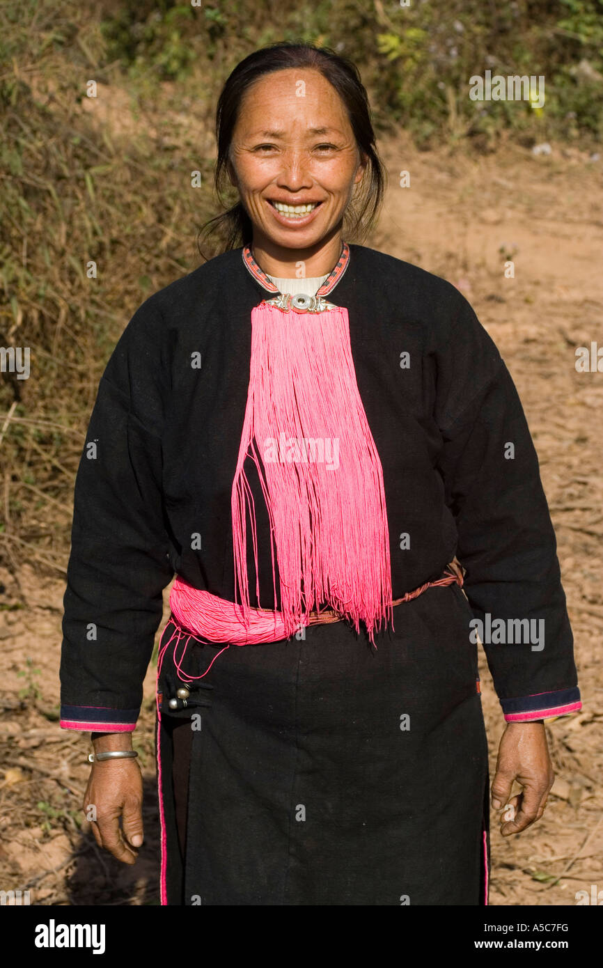 Yao-Frau trägt leuchtend rosa Hals Saiten Yaoqu, Xishuangbanna China Stockfoto