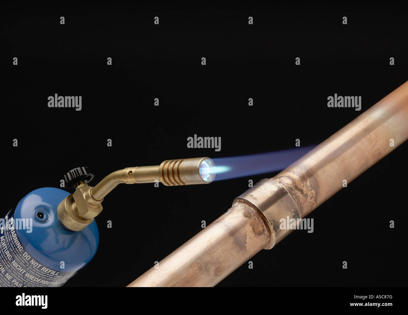 Gas-Lötlampe erhitzen ein Yorkshire-Montage auf einem 22mm Kupfer Rohr  Stockfotografie - Alamy