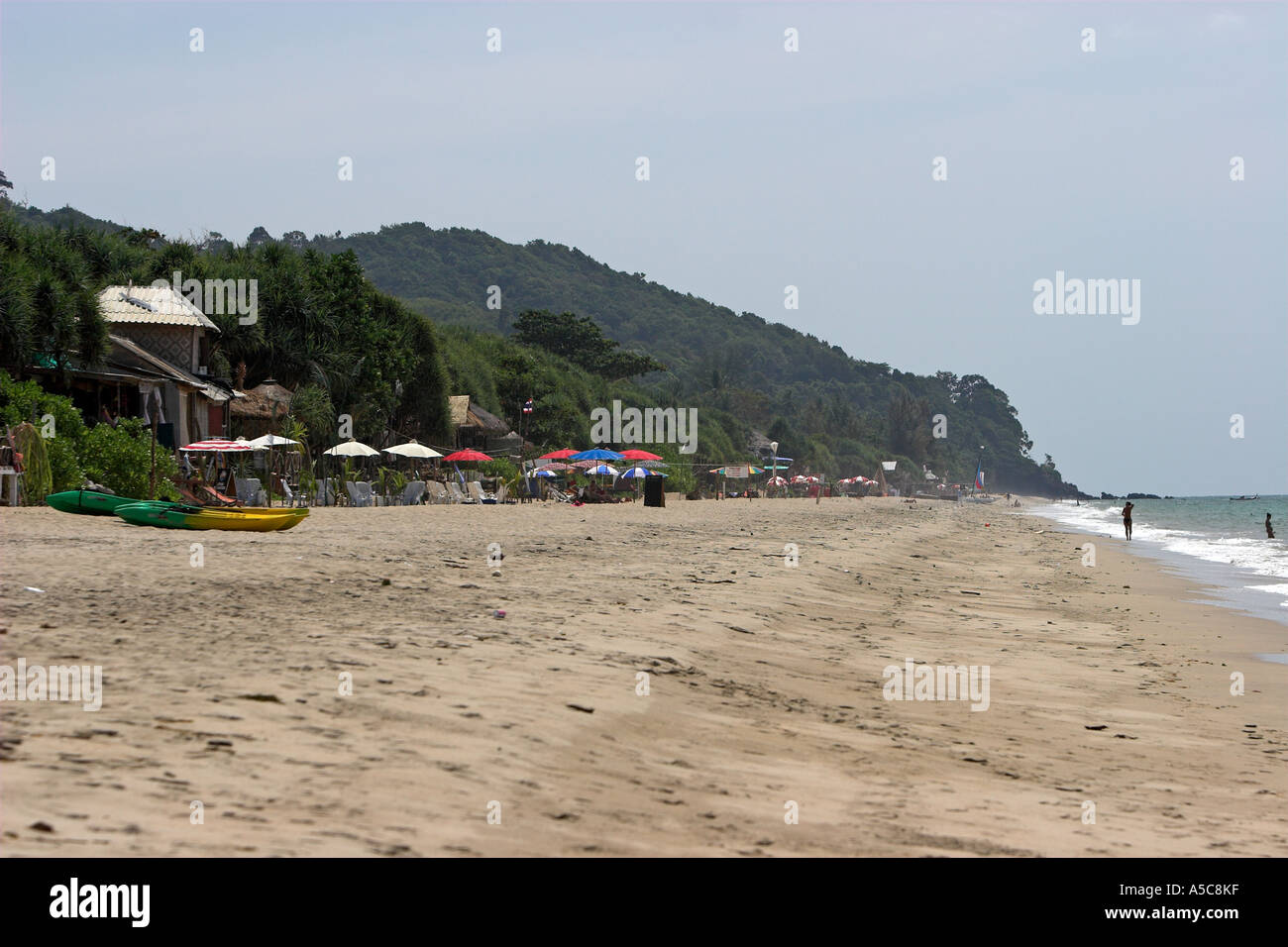 Regenschirme und Sonnenschirme dot Klong Nin Beach Ko Lanta Insel Thailand Stockfoto