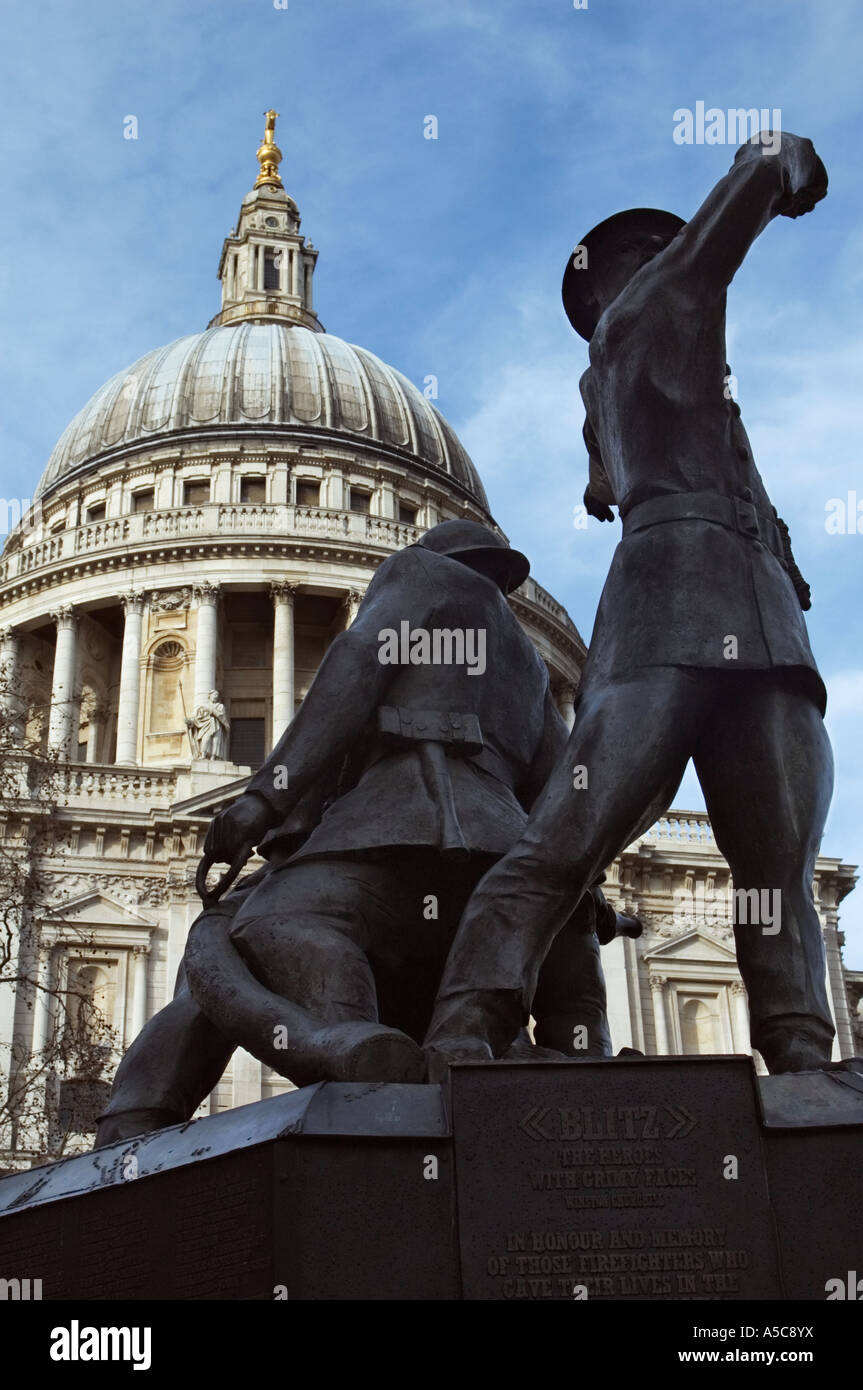 St. Pauls Kathedrale und Blitz Feuerwehr Memorial, London, UK Stockfoto