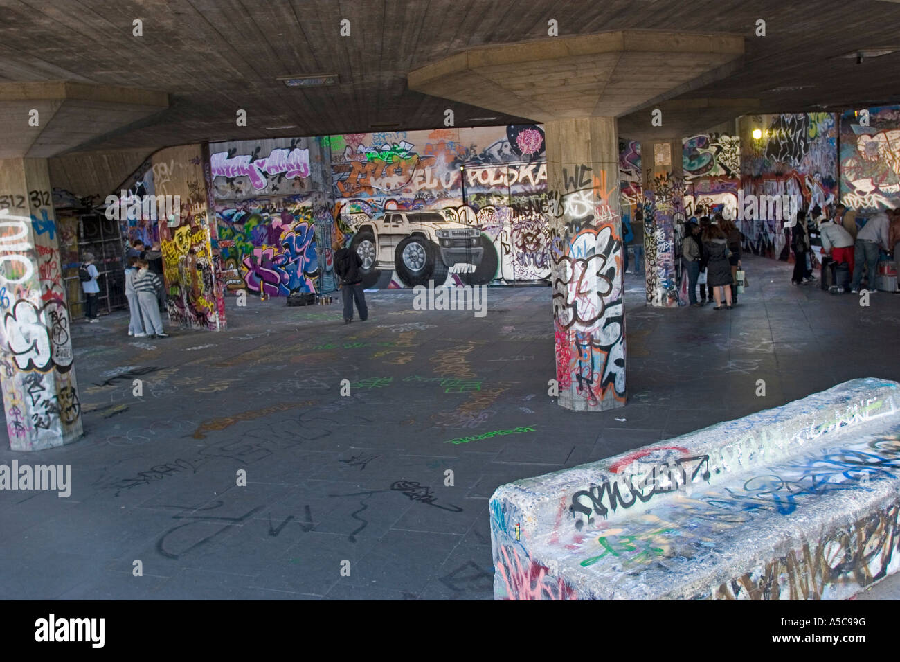 Graffiti unter Waterloo Bridge South Bank London GB UK Stockfoto