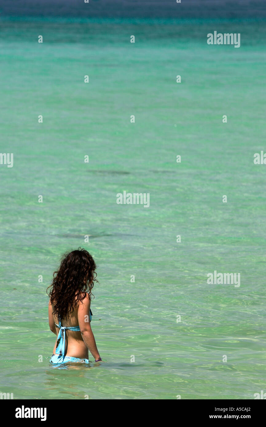 Bikini Frau kühlt sich im Wasser Ao Lo Dalam Strand Phi Phi Island Thailand Stockfoto