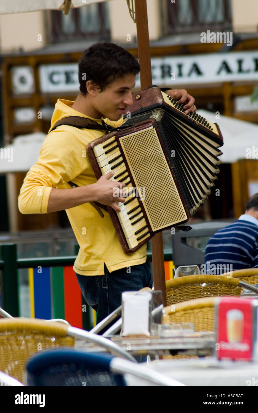 Accordion player busking Fotos und Bildmaterial in hoher Auflösung