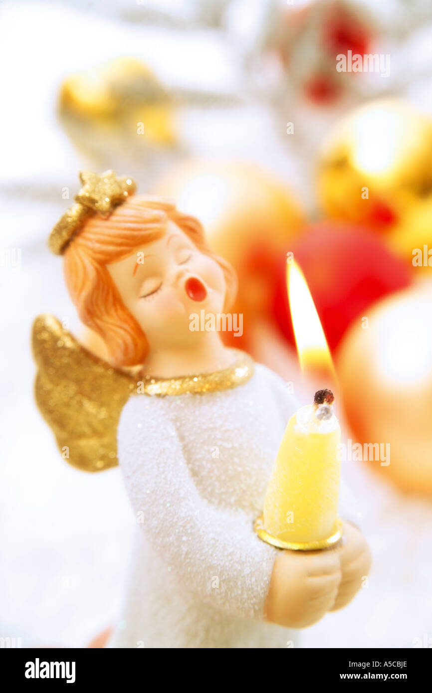 Weihnachts-Dekoration, Engelsfigur als Kerzenhalter Stockfoto