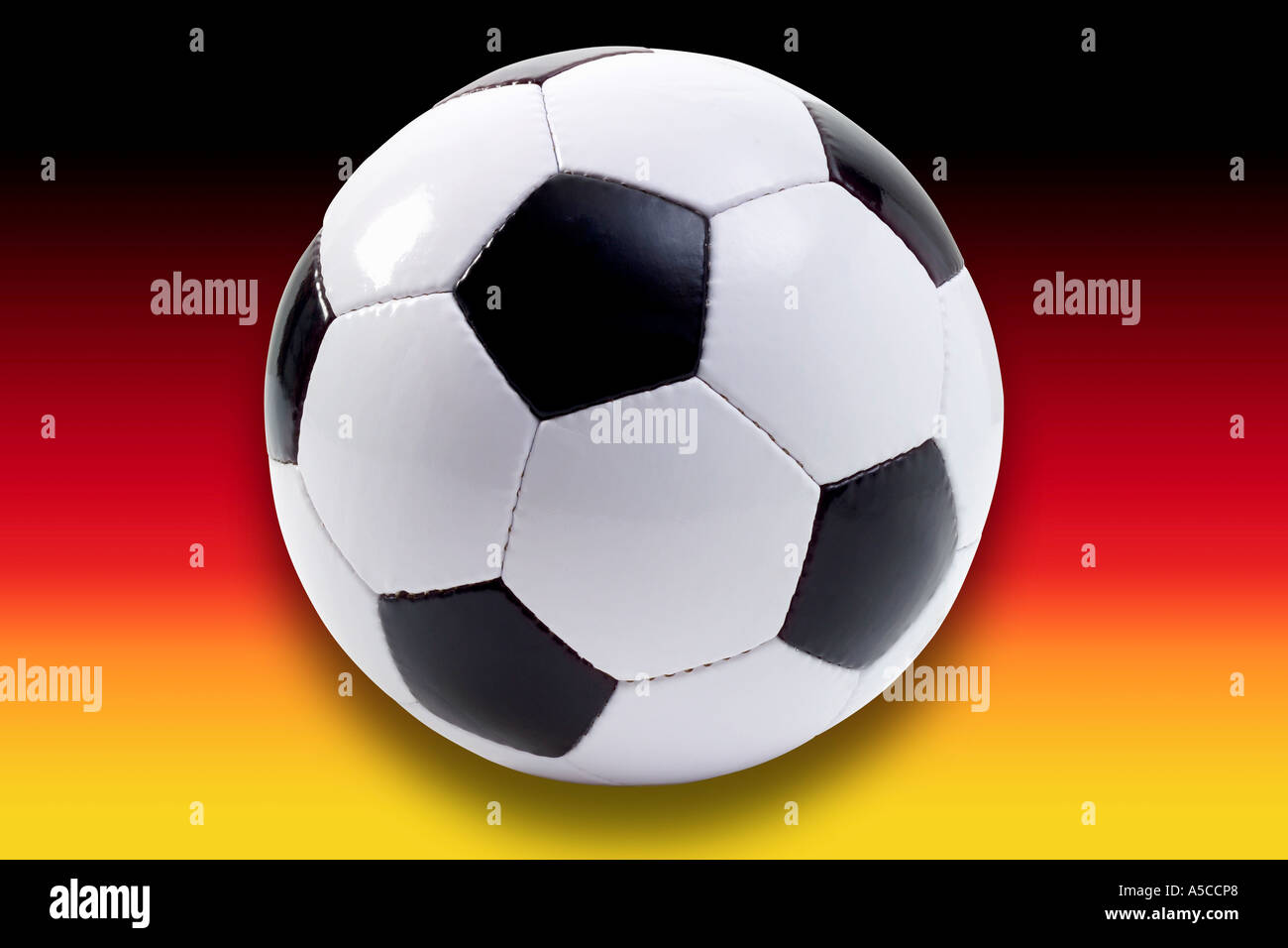 Fußball vor deutschen Fahne, komponieren Stockfoto