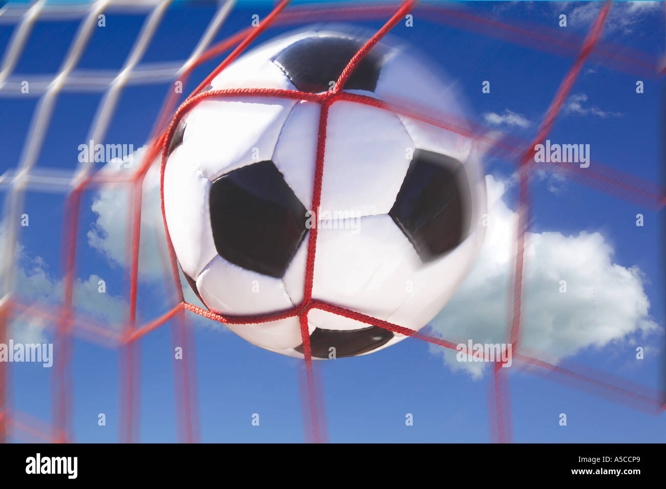Fußball trifft gegen Netz, Nahaufnahme Stockfoto