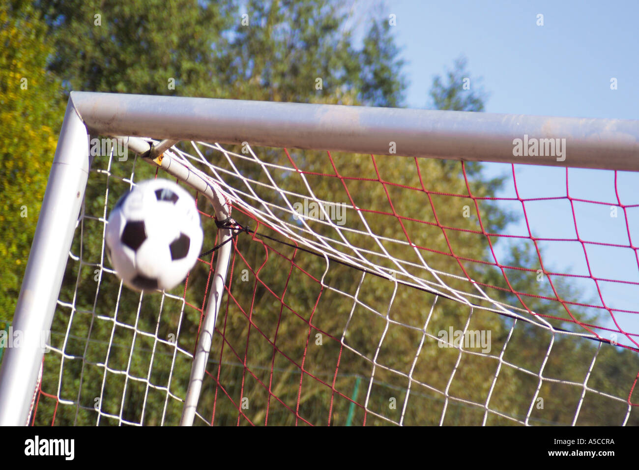 Fußball im Netz Stockfoto
