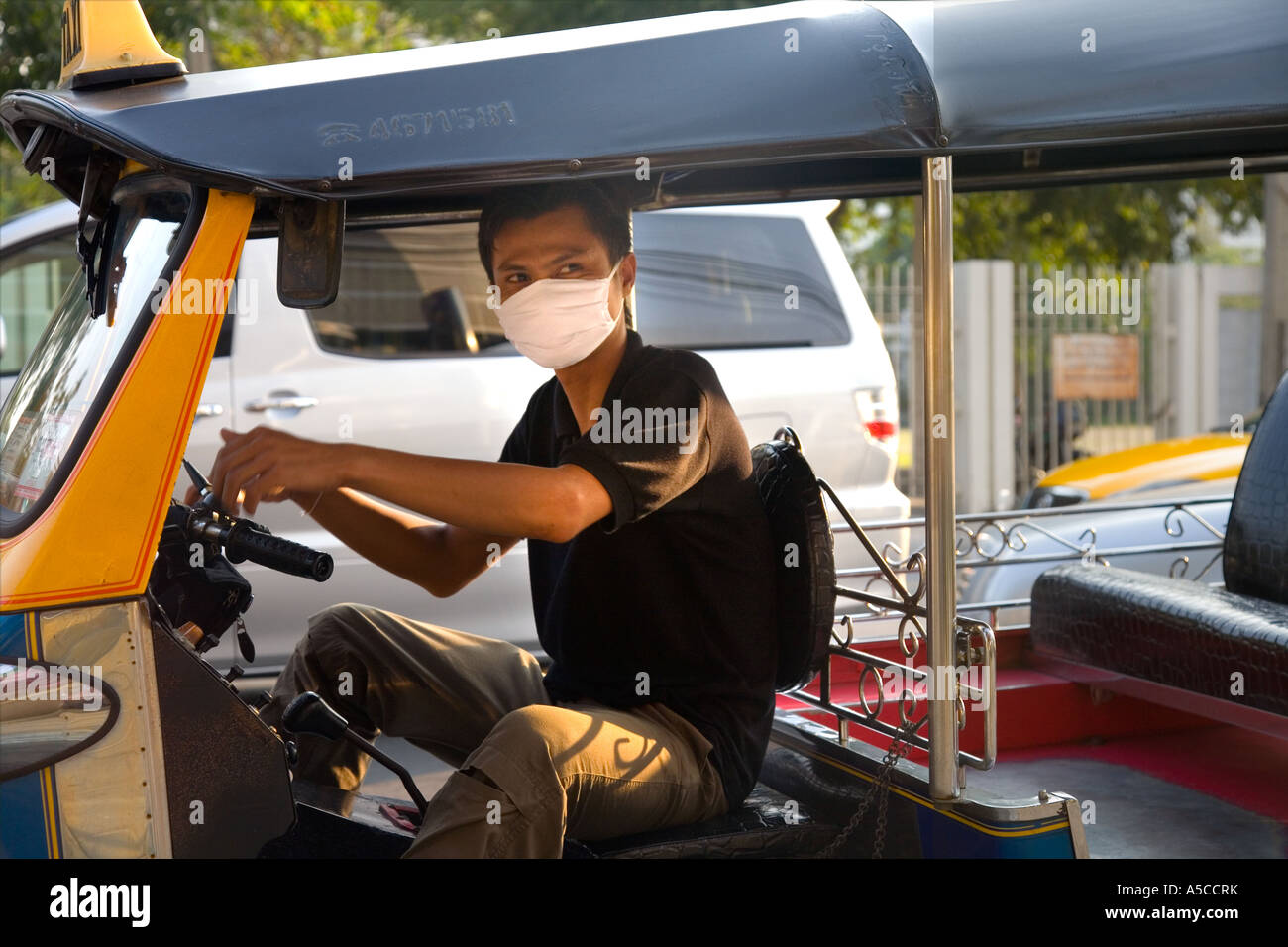 Elektrosmog Schutz in der geschäftigen Hauptstadt Bangkok. Treiber der Tuk-tuks Taxi tragen Verschmutzung Filtermaske Filtern von KFZ-Abgasen. Stockfoto