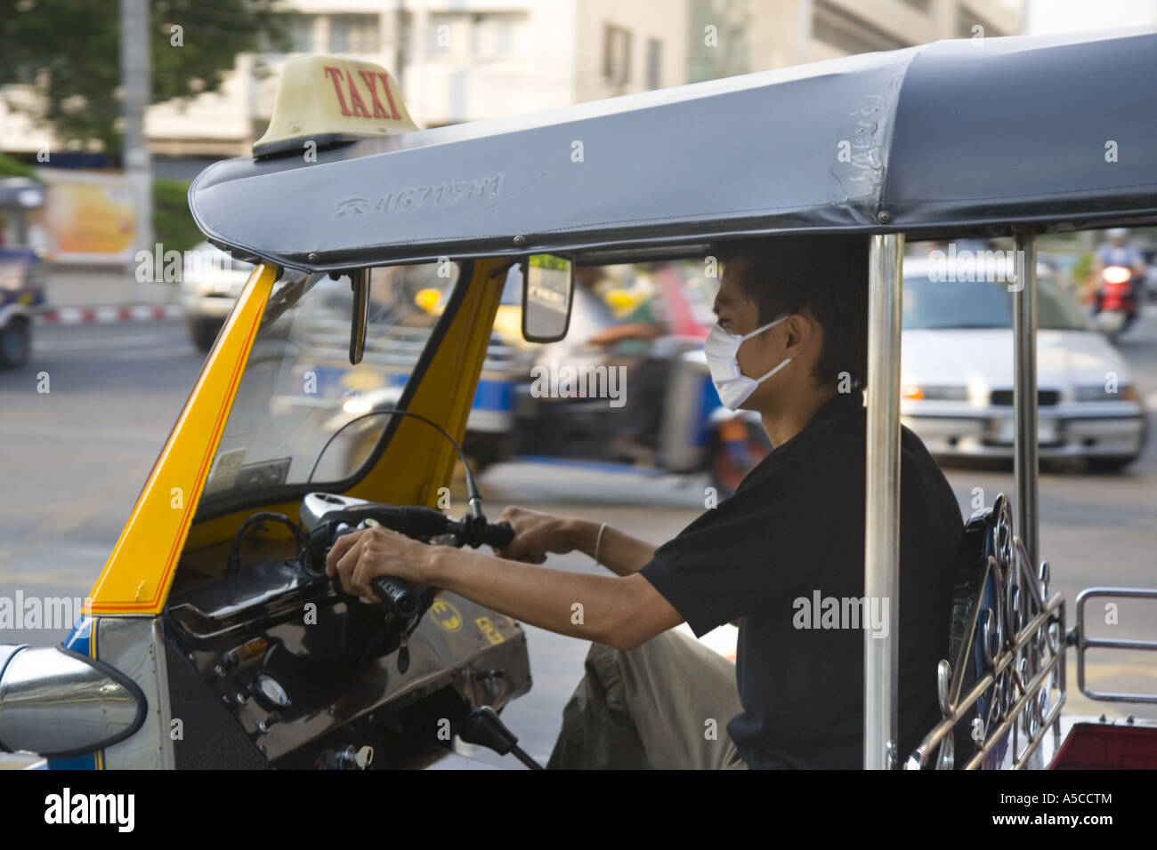 Elektrosmog Schutz in der geschäftigen Hauptstadt Bangkok. Treiber der Tuk-tuks Taxi tragen Verschmutzung Filtermaske Filtern von KFZ-Abgasen. Stockfoto