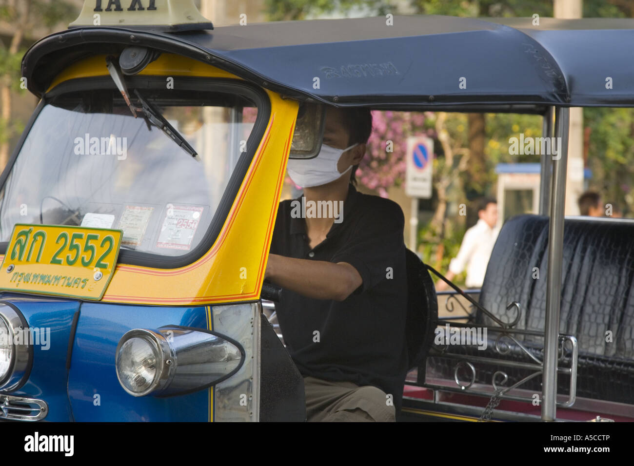 Elektrosmog Schutz in der geschäftigen Hauptstadt Bangkok. Treiber der Tuk-tuks Taxi tragen Verschmutzung Filtermaske Filtern von KFZ-Abgasen. Stockfoto