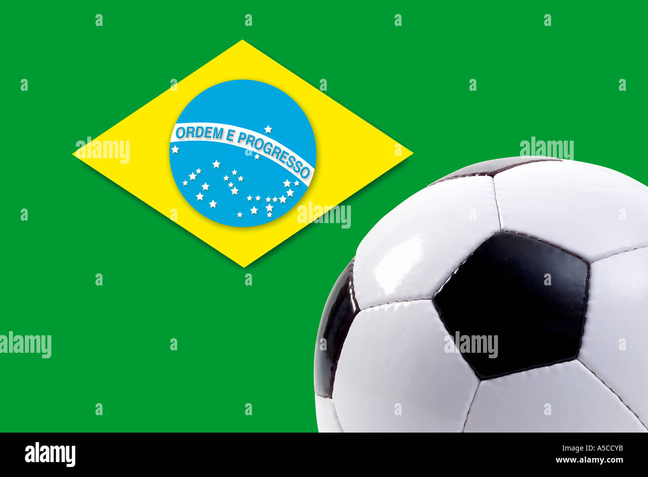 Fußball gegen brasilianische Flagge Stockfoto