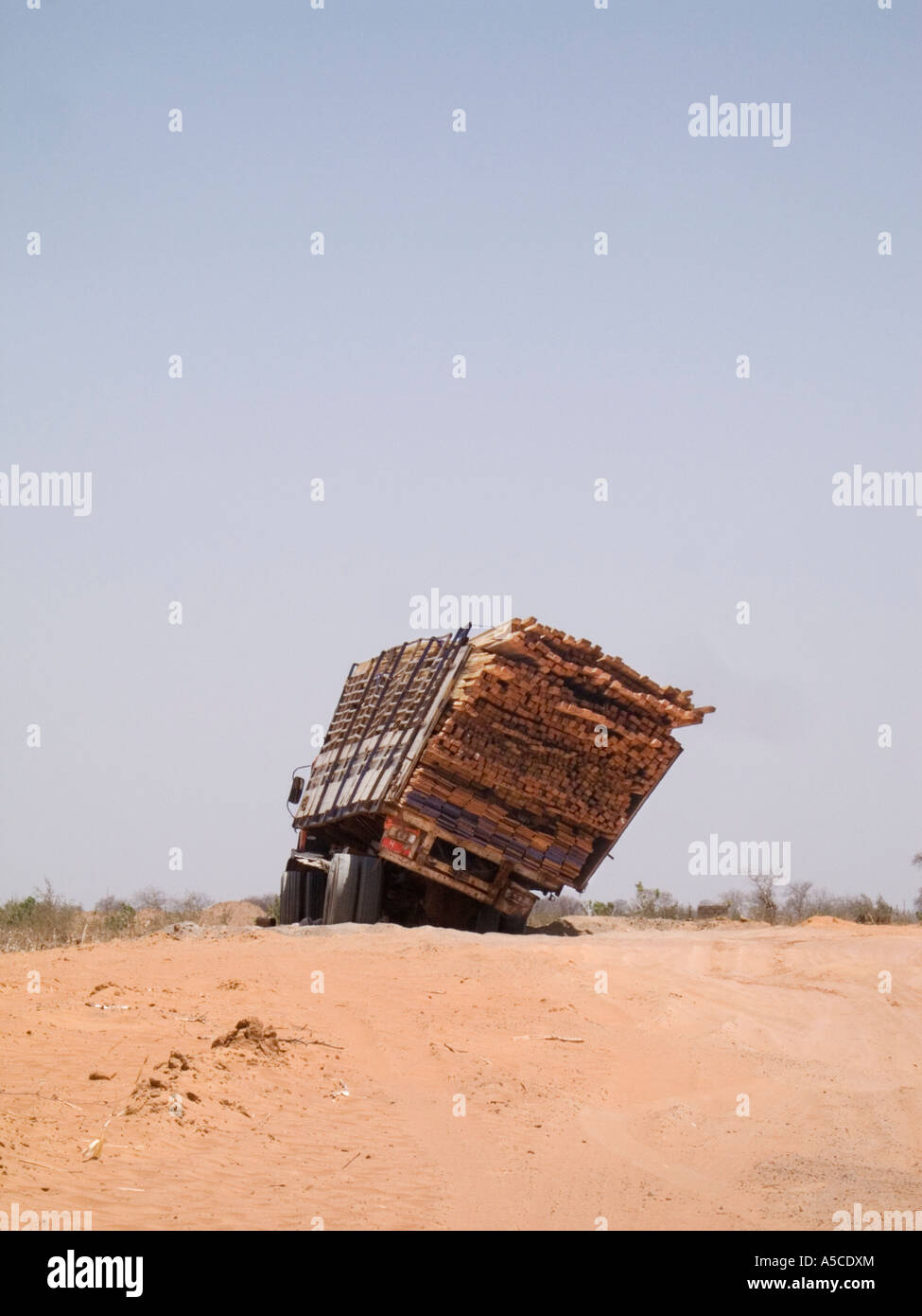 LKW kentert in Mali, Westafrika nahe Grenze zu Mauretanien Stockfoto
