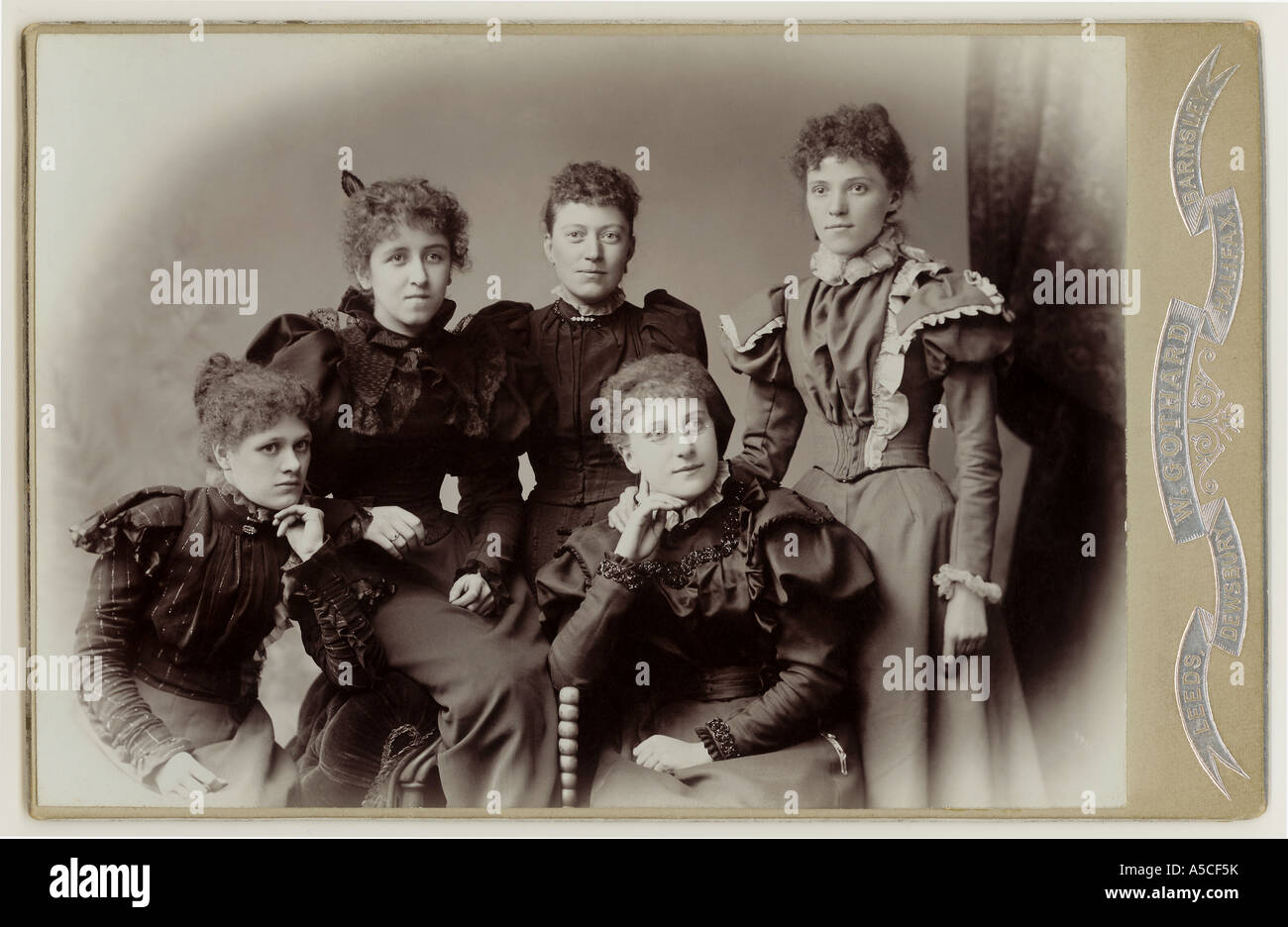 Kabinettfoto einer Gruppe viktorianischer Frauen aus den 1890er Jahren, möglicherweise ein College- oder Universitätsporträt, Hochschulbildung, Yorkshire, England, Großbritannien um 1895 Stockfoto