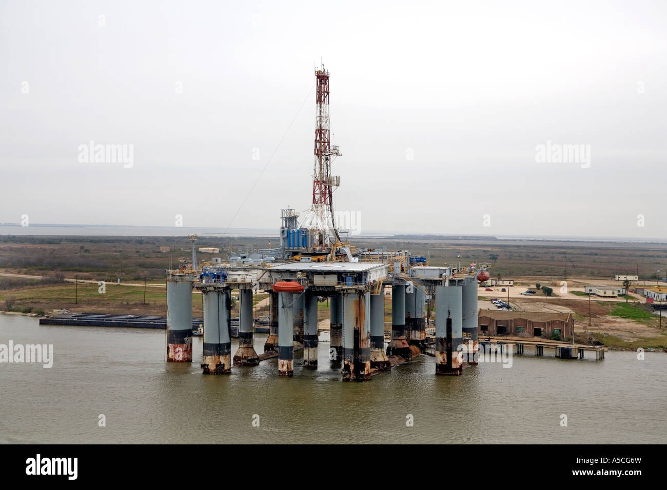 Ölplattform vor der Küste in der Bucht Stockfoto