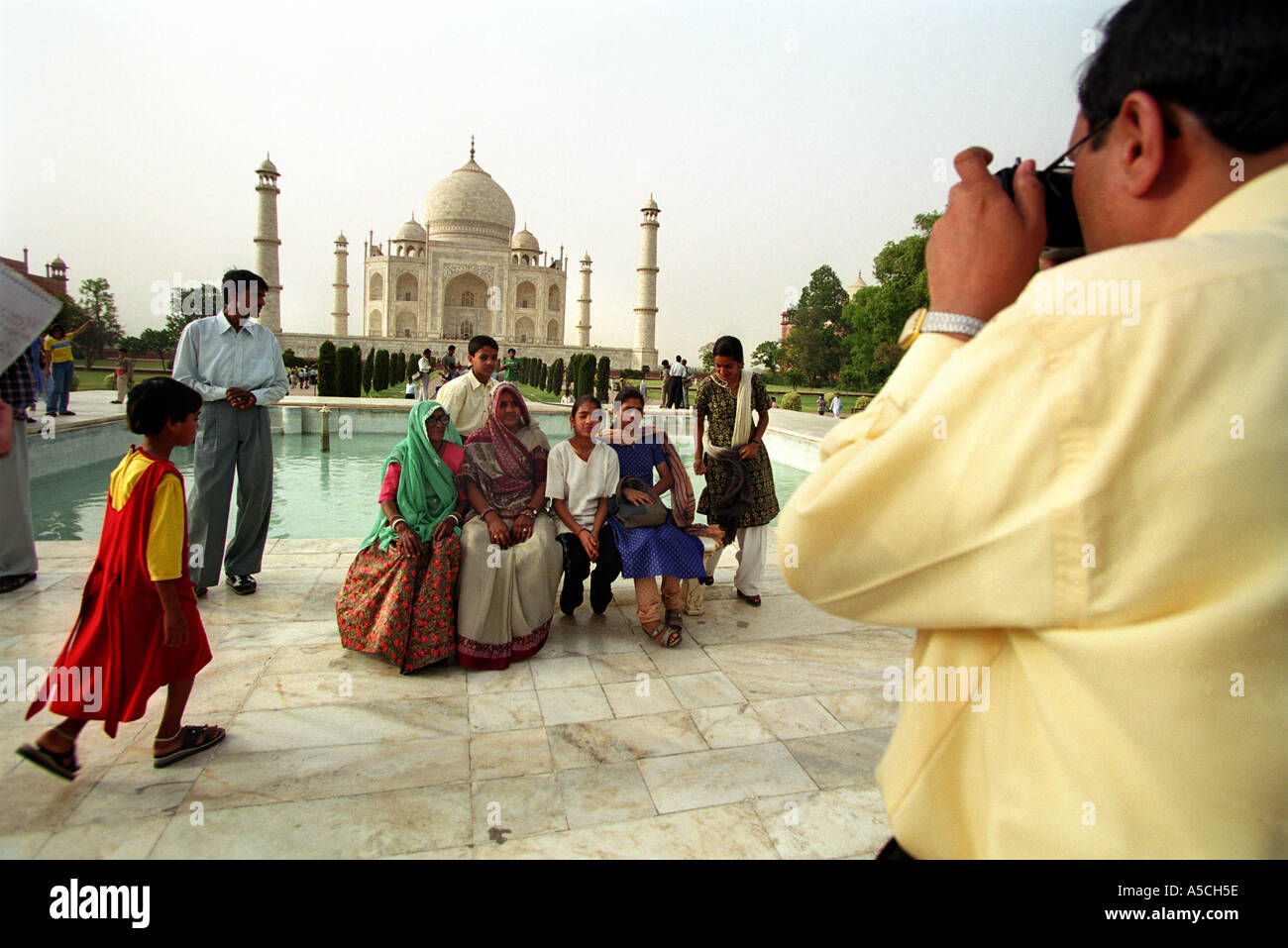 Eine indische Familie am Taj Mahal World Heritage Site Agra abgeschlossen im Jahre 1648 für Shah Jehan als Mausoleum für seine geliebte Frau Mumtaz Stockfoto