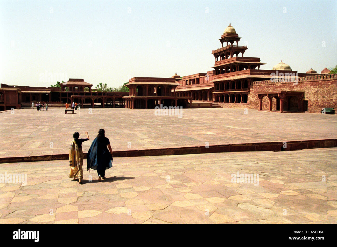 Besucher in Fatehpur Sikri die verlassene Stadt einst die Hauptstadt des Mughal Moghal Reiches Indien Stockfoto