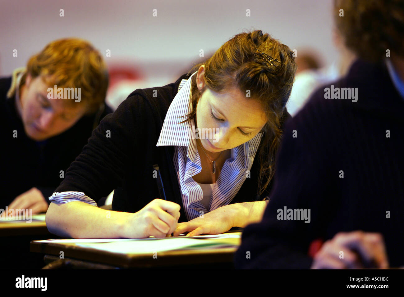 Schülerinnen und Schüler sitzen Prüfungen an Colyton Gymnasium Devon, einer der höchsten Verwirklichung Schulen Englands Stockfoto