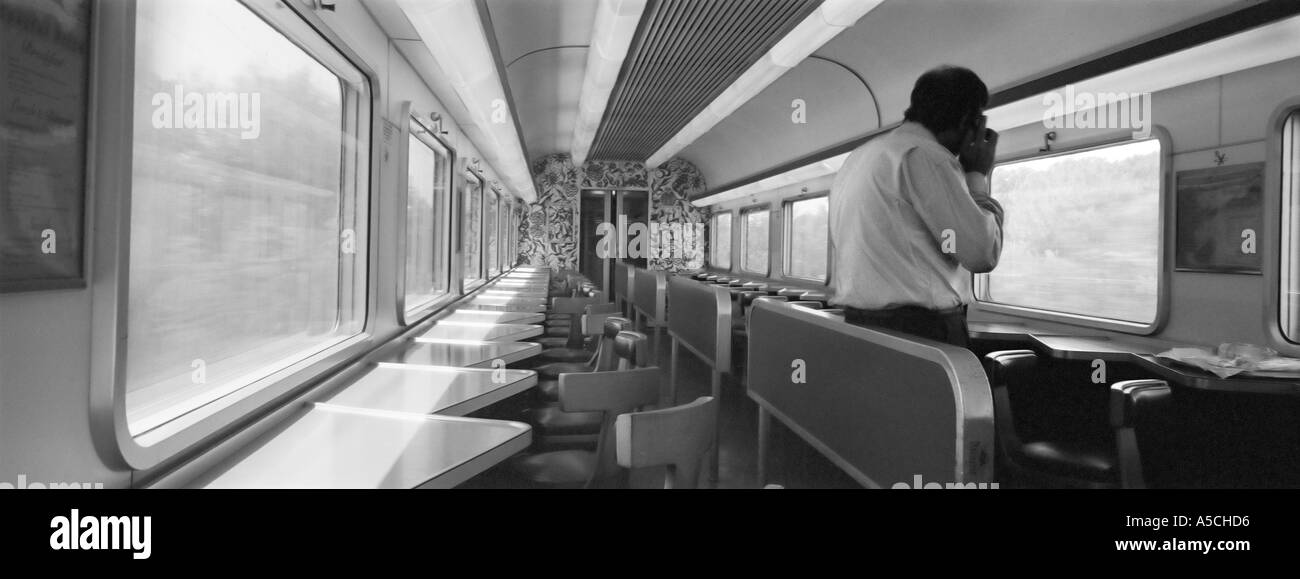Keine Freigabe aber die Person ist nicht erkennbar. Bild von der Innenseite des italienischen Zuges mit einem Mann auf einem Handy Stockfoto